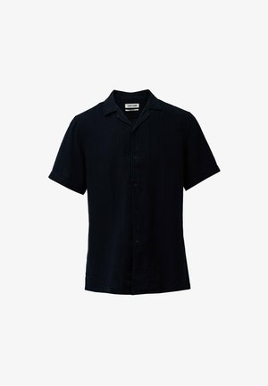Camisa de botones de manga corta en navy oscuro, hecha de tela ligera, con cuello y un corte relajado. Presenta botones en la parte delantera y un logo sutil.
