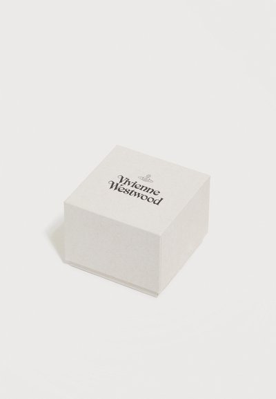 Λευκό τετράγωνο κουτί με το λογότυπο Vivienne Westwood και το σύμβολο του σφαίρου στην κορυφή, τοποθετημένο σε απλή λευκή επιφάνεια.