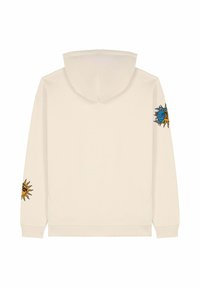 Felpa beige con cappuccio regolabile e polsini a coste. Presenta ricami di un sole giallo e di una bussola blu sulle maniche.