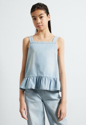 Débardeur en denim bleu clair avec des bretelles larges, un décolleté carré et un ourlet festonné. Associé à un pantalon en denim bleu clair assorti.