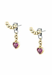 Orecchini in oro e argento con un grappolo di perline rotonde e un cuore pendente in gemma rosa, arricchiti da un design a catena.