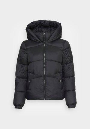 Casaco puffer preto com capuz, textura acolchoada, fecho com zíper e bolsos laterais, apresentando um design cropped e punhos elásticos.