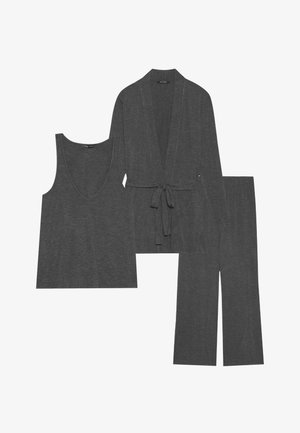 Conjunto de roupa de casa cinza, incluindo uma blusa sem mangas com um decote profundo, um cardigan com laço à frente, e calças de perna larga. Tecido suave com uma textura lisa.