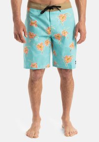 Pánske plavecké šortky v tyrkysovej farbe, so kvetinovým vzorom v ružovej a oranžovej, majú gumičku v páse a sú vyrobené z ľahkého materiálu.