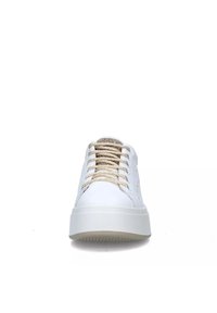 Sneaker bianchi con tomaia in pelle testurizzata, dotati di lacci dorati, punta rotonda e una spessa suola in gomma bianca. Design minimalista in tutto.