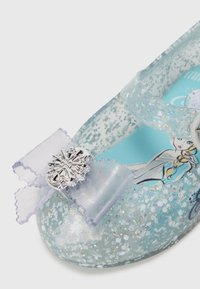Sapatinho azul cintilante para meninas, com laço transparente e charme de floco de neve prateado, apresentando uma personagem impressa no interior.