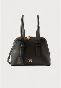 Zwarte leren handtas met dubbele handvatten, gouden rits en slot, decoratief label en klein gouden embleem aan de voorkant.