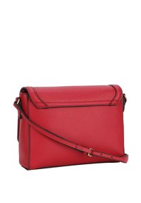 Borsa a tracolla in pelle rossa con texture, con flap piatto, bordi neri e tracolla regolabile. Presenta un design minimalista e nessun hardware visibile.