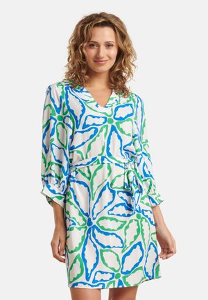 Bloemenpatroon jurk in blauw en groen op een witte achtergrond. Heeft een V-hals, lange mouwen en een strikceintuur in de taille.