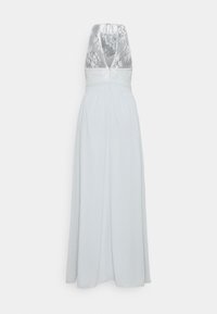 Vestido azul claro com costas rendadas, decote em V profundo e corpete justo. Saia fluida até ao chão com pregas subtis para uma textura adicional.