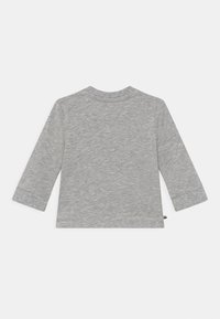 Grå långärmad tröja i mjuk bomull, med rund halsringning och utan dekorationer. Slät textur med en avslappnad design.