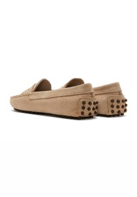 Mocassini in suede beige con punta arrotondata, cuciture a vista e suola in gomma con tasselli per una buona aderenza. Design minimalista con una texture liscia.