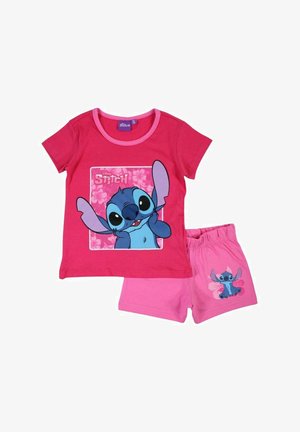 Ensemble de pyjama en coton rose comprenant une chemise à manches courtes avec un motif Stitch et un short rose avec un imprimé Stitch sur le côté.