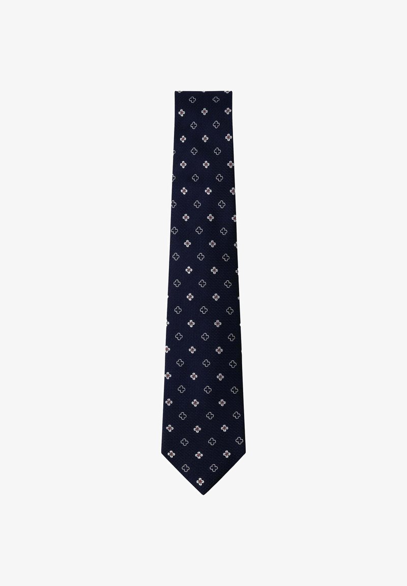 Cravate bleu marine avec petit motif floral croisé blanc et rouge régulièrement espacés sur le tissu.