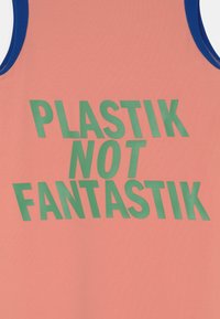 Top sem mangas em tecido coral suave com detalhes azuis. Apresenta texto verde bold: "PLASTIK NOT FANTASTIK" em um layout proeminente.