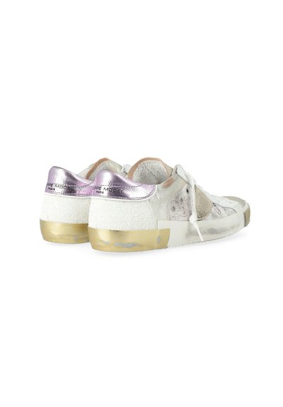 Sneaker bianchi a basso profilo con dettagli usurati, suole dorate, linguette per il tallone metalliche viola e lacci bianchi, mostrati da un angolo posteriore e laterale.
