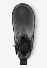 Botte en cuir noire avec une pointe arrondie, doublure grise et une fermeture éclair sur le côté. Dispose de coutures contrastantes et d'une languette à l'arrière.