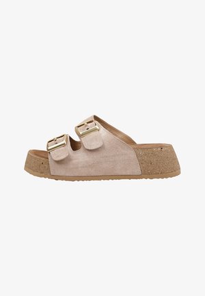 Sandalia tipo slide de ante beige con dos hebillas doradas ajustables y suela plataforma de corcho.