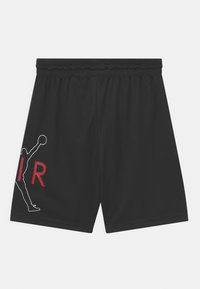 Svarta träningsshorts i nätmaterial, med elastisk midja och vit och röd grafisk tryck på vänster ben.