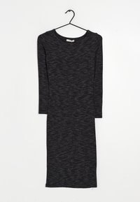 Pitkähihaista mekkoa, mustasta tekstuurilla varustetusta kankaasta, jossa on hienovarainen harmaa kuvio, pyöreä kaula-aukko, suora leikkaus, roikkumassa mustasta metallikoukusta.