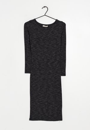 Langärmliges Kleid aus schwarzem Strukturstoff mit dezentem grauem Muster, runder Ausschnitt, gerader Schnitt, hängt an einem schwarzen Metallhaken.
