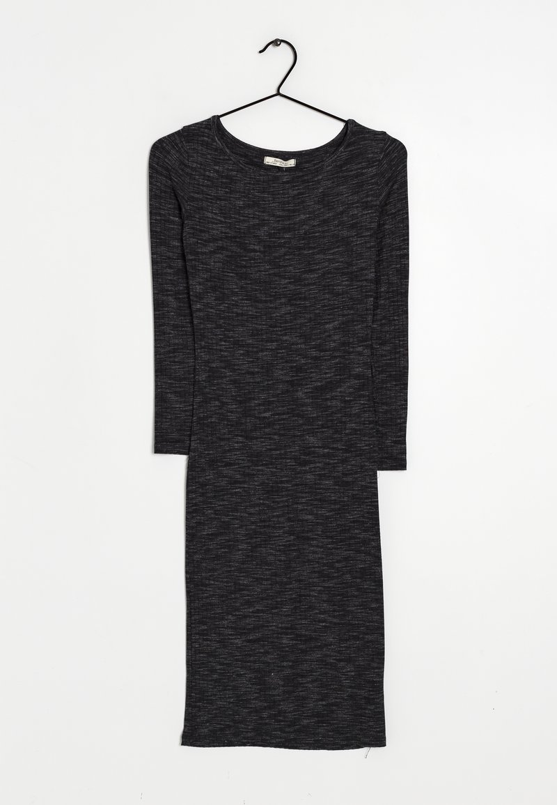 Pitkähihaista mekkoa, mustasta tekstuurilla varustetusta kankaasta, jossa on hienovarainen harmaa kuvio, pyöreä kaula-aukko, suora leikkaus, roikkumassa mustasta metallikoukusta.