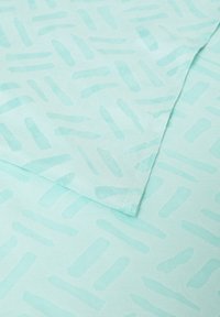Licht turquoise stof met een patroon van variërende, elipsvormige penseelstrokes in een iets donkere tint. Soepele, geweven textuur.