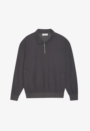 Polo à manches longues gris foncé avec un col zippé, texture côtelée, poignets élastiqués et poches latérales. Design décontracté et polyvalent.