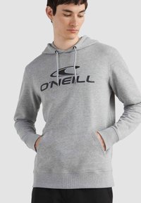 Šedá mikina vyrobená z měkké tkaniny, obsahující klokánkovou kapsu, žebrované manžety a velké černé logo "O'Neill" na přední straně.