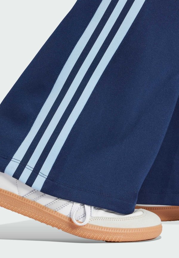 ADICOLOR 3-STRIPES FLARED TRACK PANTS - Tracksuit bottoms - night indigo2