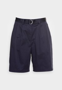 Granatowe bawełniane spodenki z plisowanym fasonem, czarnym paskiem z srebrnym pierścieniem oraz dopasowanym krojem.