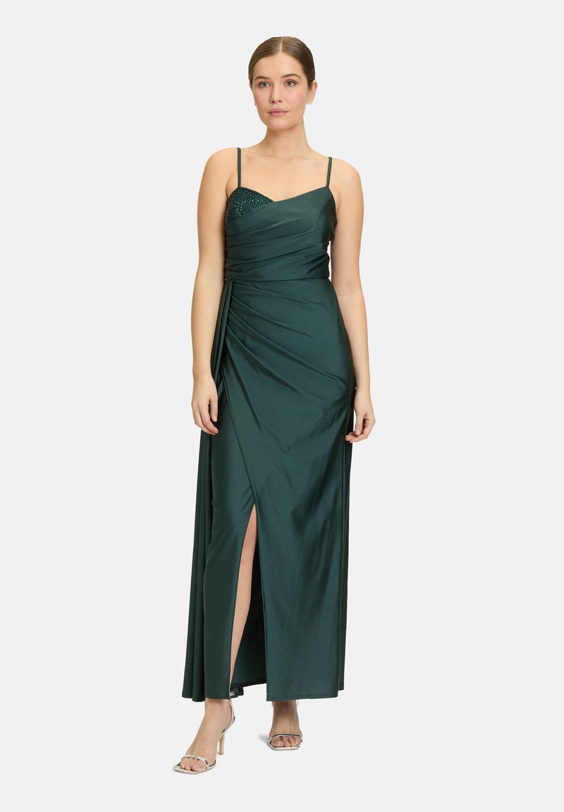Smaragdgrünes Satin-Midi-Kleid mit figurbetontem Oberteil, dünnen Trägern und einem seitlichen Schlitz. Verfügt über Drapierungen und Perlenakzente am Ausschnitt.