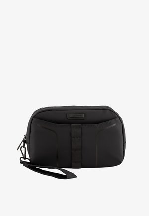 Bolsa de nailon negra con un acabado texturizado, que cuenta con una correa central y cierre de cremallera. Tiene detalles sutiles y brillantes en la parte frontal.