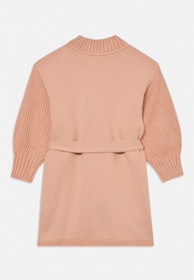 Vestido de punto de manga larga en rosa claro con cuello y mangas acanaladas, con cinturón en la cintura y patrón texturizado en las mangas.