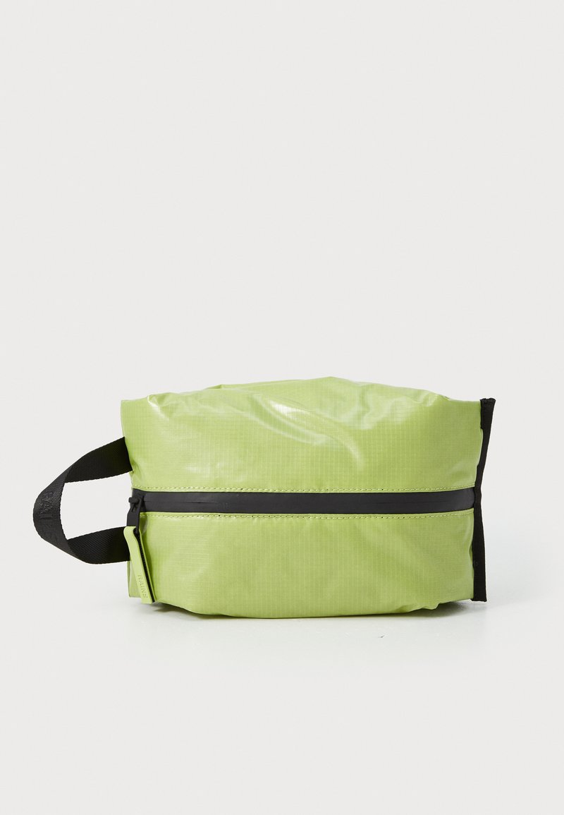 Mala verde, à prova d'água, com superfície texturizada, fecho preto e alça. Formato retangular compacto, adequado para transportar pequenos itens.