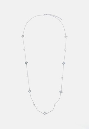 Collana d'argento caratterizzata da forme geometriche a stella alternate e piccole perle rotonde, con una catena delicata e lunghezza regolabile.