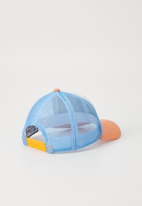 Gorra de malla azul con visera y botón naranja, con una correa ajustable amarilla en la parte posterior y una etiqueta cosida en el interior.
