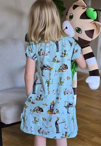 Vaaleansinsisessä mekossa on leikkisiä sarjakuvaprintejä eläimistä ja ihmisistä. Lyhyet hihat, pyöreät taskut ja rento malli lisäävät mukavuutta.