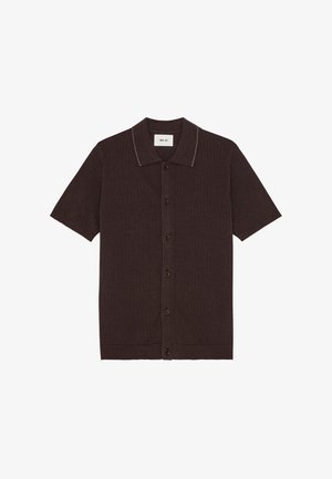 Polo a maniche corte in maglia di colore marrone scuro con chiusura frontale con bottoni e motivo testurizzato, caratterizzata da un colletto semplice con dettagli di cuciture sottili.