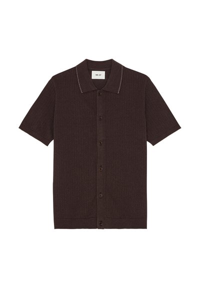 Dunkelbraunes, kurzärmliges Strick-Poloshirt mit Knopfleiste vorne und strukturiertem Muster, mit einfachem Kragen und dezenten Steppdetails.