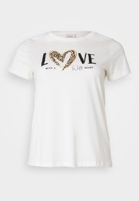 Bílý tričko s kulatým výstřihem, s nápisem "LOVE" v černé barvě a leopardím vzorem ve tvaru srdce, doplněné nápisem "with a wild heart" psaným cursivem.