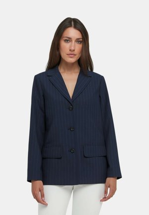Blazer blu navy a righe con colletto a punta, due tasche frontali e quattro bottoni neri, dotato di maniche lunghe e design strutturato.