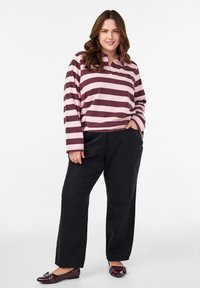 Burgundijas un rozā svītraina garo pieduru augšdaļa ar apkakli, kombinēta ar melnajiem platiem biksēm un tumšiem apaviem, kas ir rotāti ar akcentiem.