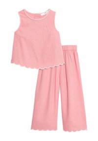 Débardeur sans manches rose pâle avec un ourlet festonné associé à un pantalon ample assorti. Tissu doux, taille élastique et détails de finition subtils.