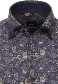 Granatowa koszula z wzorami paisley i kwiatowymi w odcieniach niebieskiego, beżowego i brązowego. Posiada kołnierzyk zapinany na guziki oraz nowoczesny krój.