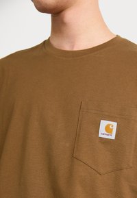 Carhartt WIP POCKET - T-shirts - lumber