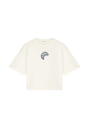 Weißes, kurzes T-Shirt mit weiten Ärmeln und einem kleinen blauen Croissant-Stickdesign auf der Brust.