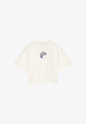 Witte cropped T-shirt met wijde mouwen en een klein geborduurd blauw croissantontwerp op de borst.