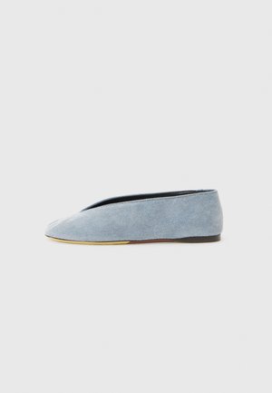 Lichteblauwe denim instapschoen met een gladde textuur, amandelvormige neus en een platte zwarte outsole. Minimalistisch ontwerp met een laag profiel.
