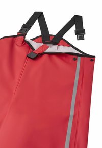 Røde vandtætte overalls med justerbare sorte stropper, med en grå reflekterende stribe og trykknapper langs fronten til lukning.